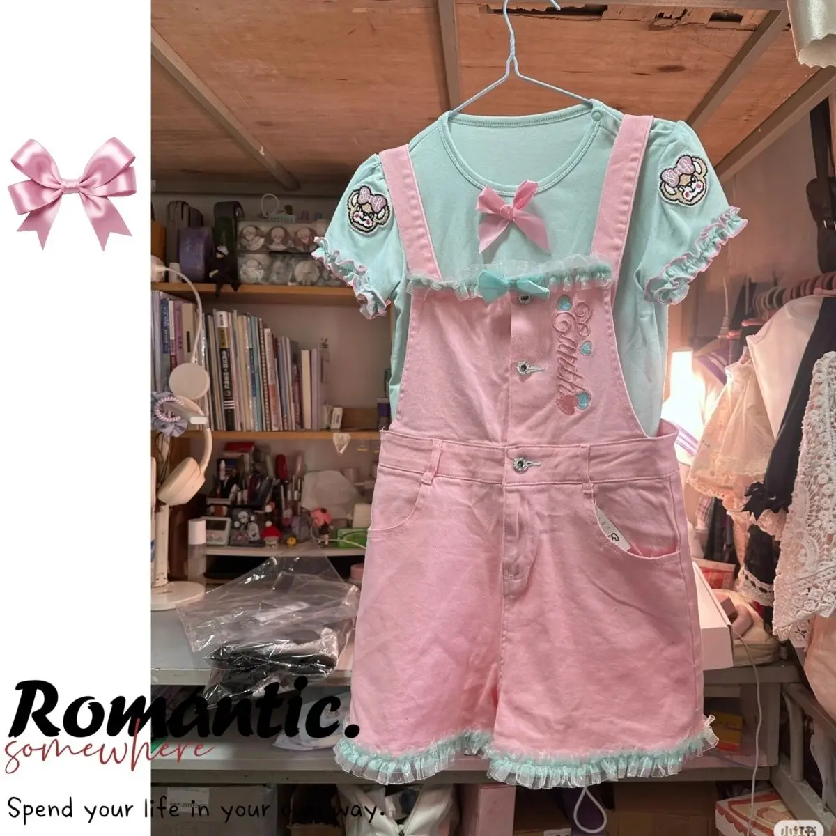 

Новинка лета: Комплект из 2 предметов — футболка с коротким рукавом с вышивкой мультяшного медведя и бантом + шорты на бретельках с кружевными оборками. Женский комплект.