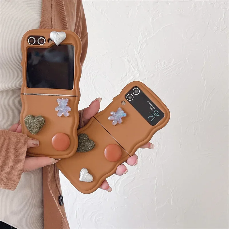 เคสโทรศัพท์ขนาดเล็กหมีสีน้ำตาลสำหรับ Samsung Galaxy Z flip 6 5 4 3ฝาหลังป้องกันสำหรับ ZFlip4 ZFlip5 ZFlip6เคสผิวนอก