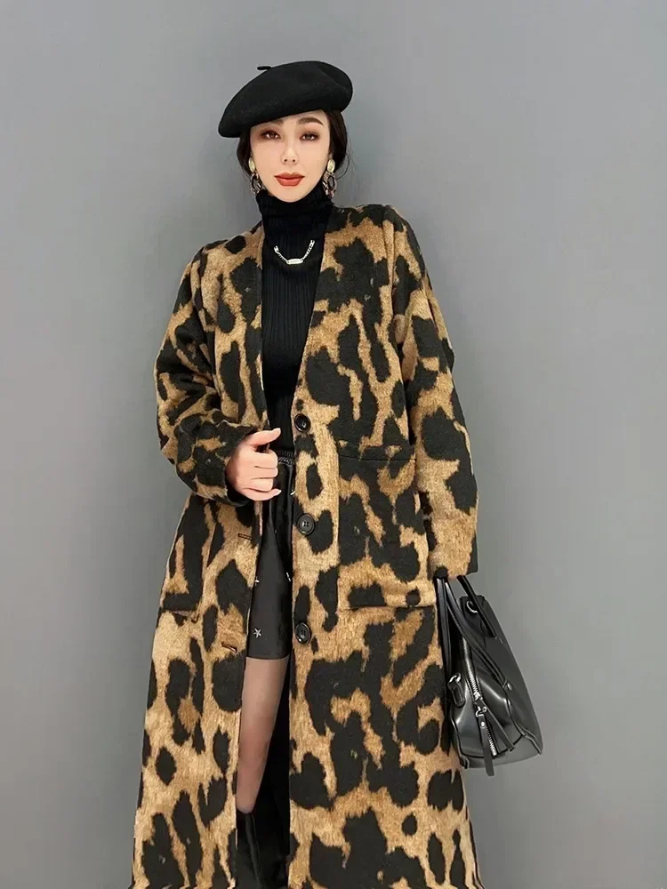 XITAO Leopardo monopetto con scollo a V Miscele Tasca Patchwork Manica lunga Moda allentata Cappotto lungo a metà polpaccio 2024 Autunno Nuovo LJ1063