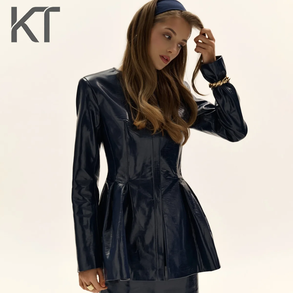 

Новый элегантный винтажный женский комплект KT 2026: пиджак с пеплумом из лакированной кожи (темно-синий и черный) и мини-юбка с высокой талией