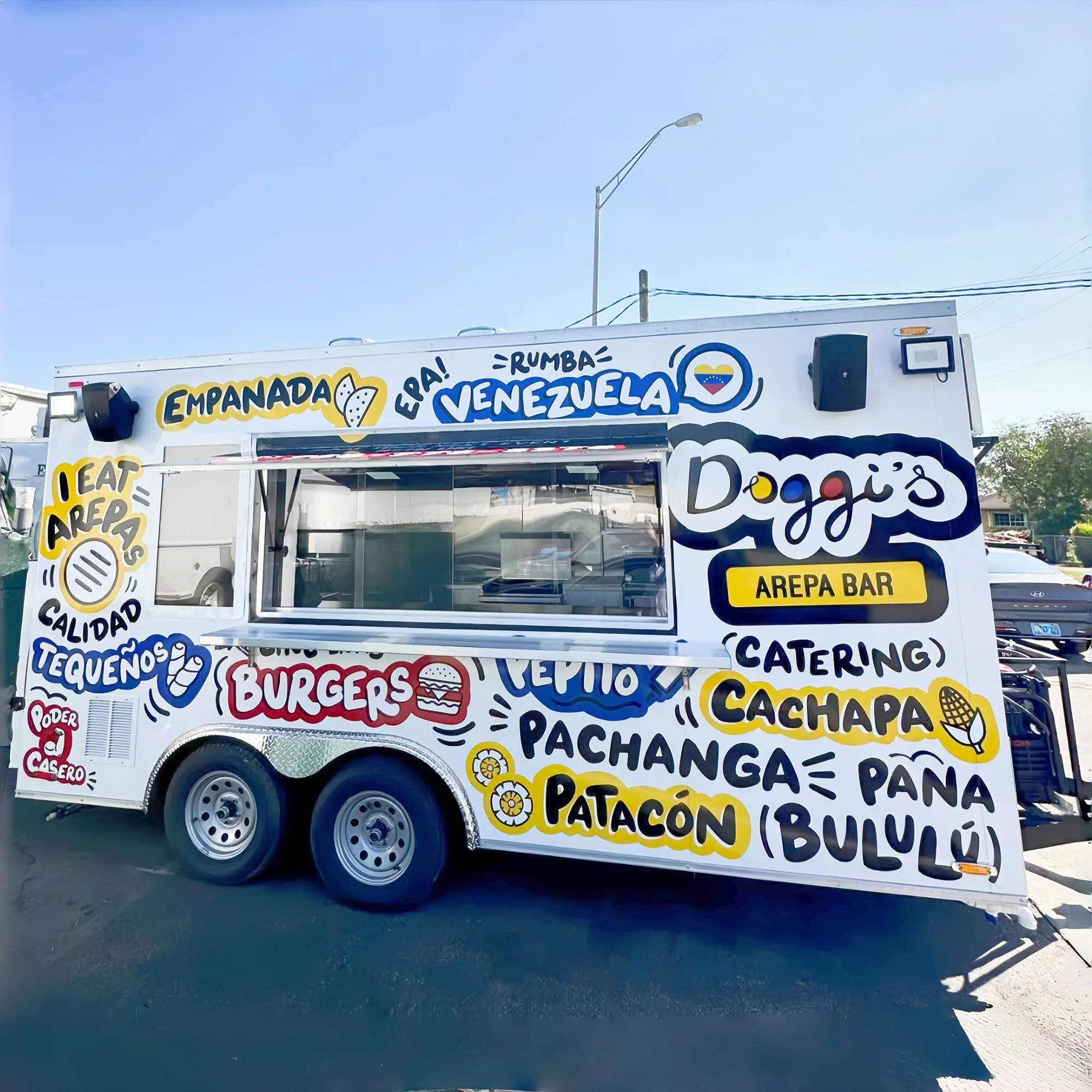 شاحنة الوجبات السريعة مع آلة الوجبات الخفيفة، حلوى الوافل، القهوة، البيرة، عربة الشاي، الألياف الزجاجية، رقائق هوت دوج، مقطورة الطعام