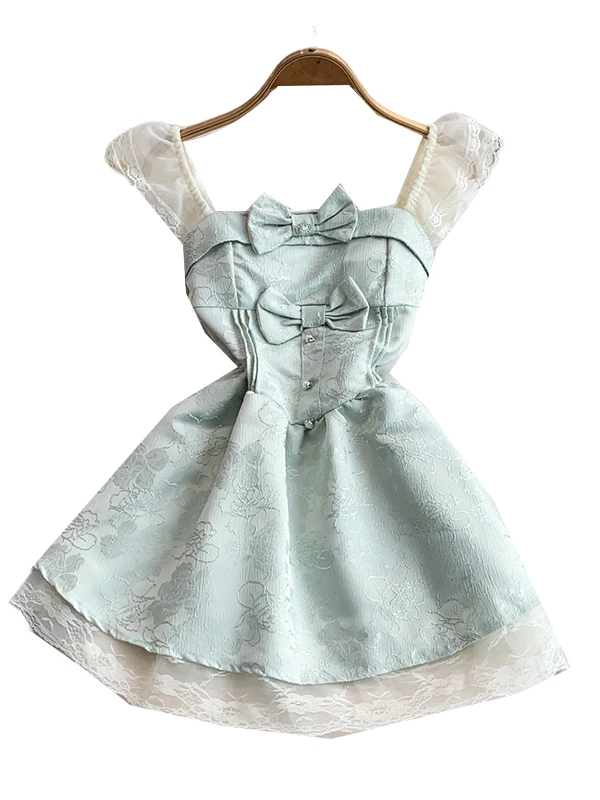 فستان نسائي صيفي بياقة مربعة وأكمام طائرة مع ربطة فراشية وردية، تنورة قصيرة على شكل حرف A مع تزيين بالدانتيل على الخصر، بأسلو...