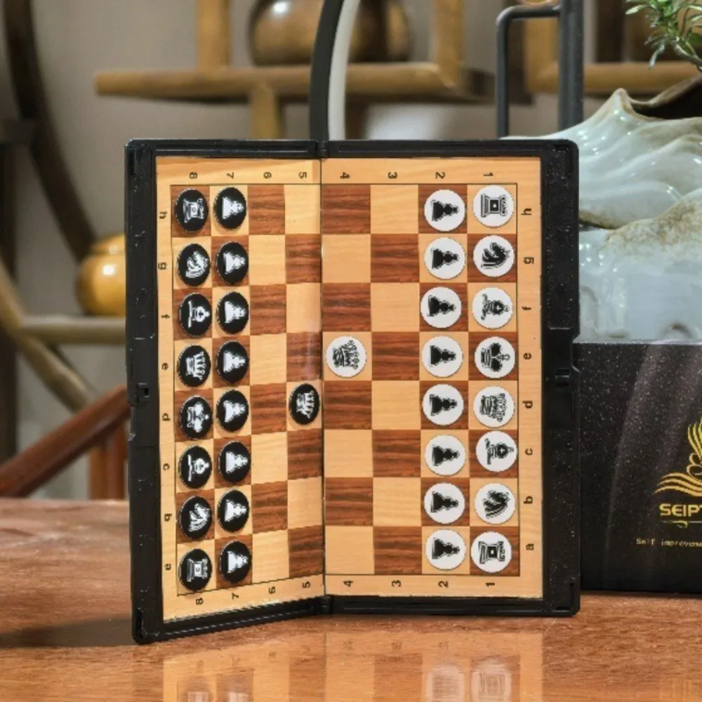 مجموعة شطرنج صغيرة مع لوحة ألعاب سفر مغناطيسية قابلة للطي 2 لعبة شطرنج صغيرة مغناطيسية قابلة للطي