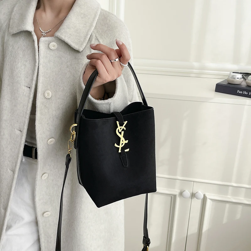 حقيبة دلو عصرية أوروبية وأمريكية 2025 حقيبة كتف كروس عصرية متعددة الاستخدامات ذات سعة كبيرة 1856BK