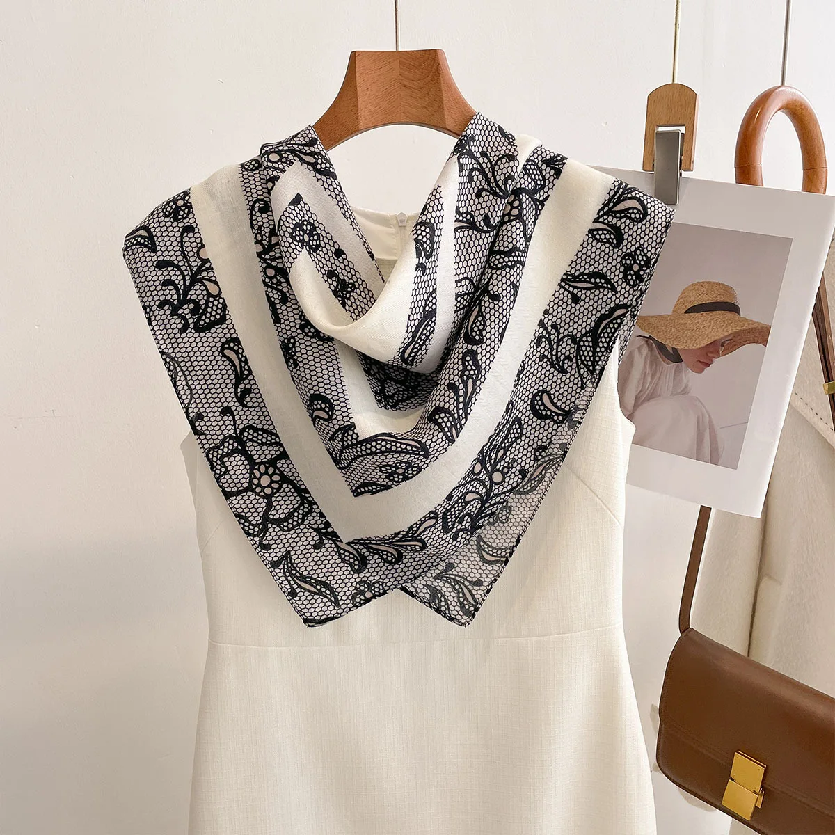 

Fashion Bandana Neck Scarfs For Women Floral Print Handkerchief Hijab Scarf Female Luxury Headband Soft Neck Scarves 68cm