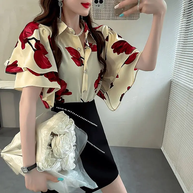 Camicetta a maniche corte con colletto rovesciato con stampa moda donna 2024 camicia da donna con bottoni pieghettati alla moda nuova estate dolce