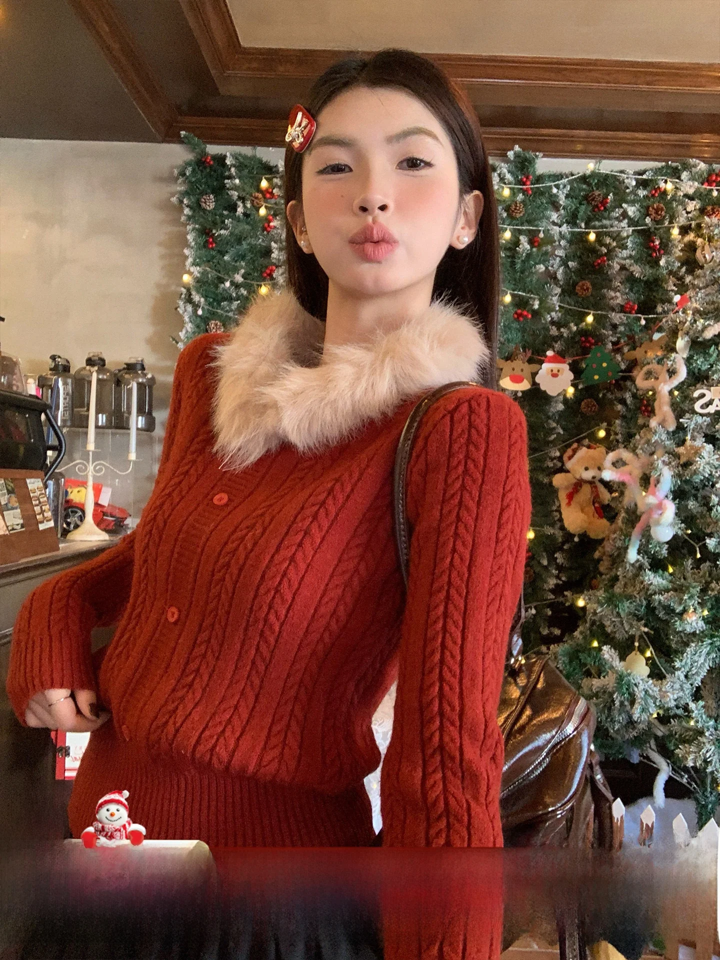 

Красный вязаный свитер с меховым воротником, корейский стиль, приталенный крой, длинный рукав, женская модная одежда, весенний новогодний наряд, топ от Su San
