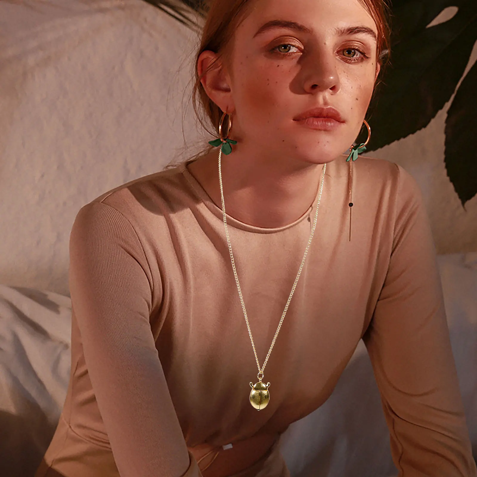 ساعة جيب كلاسيكية بغطاء قلاب كلاسيكي مع سلسلة ساعة صغيرة محمولة للرجال والنساء على طراز الجيب المزخرف