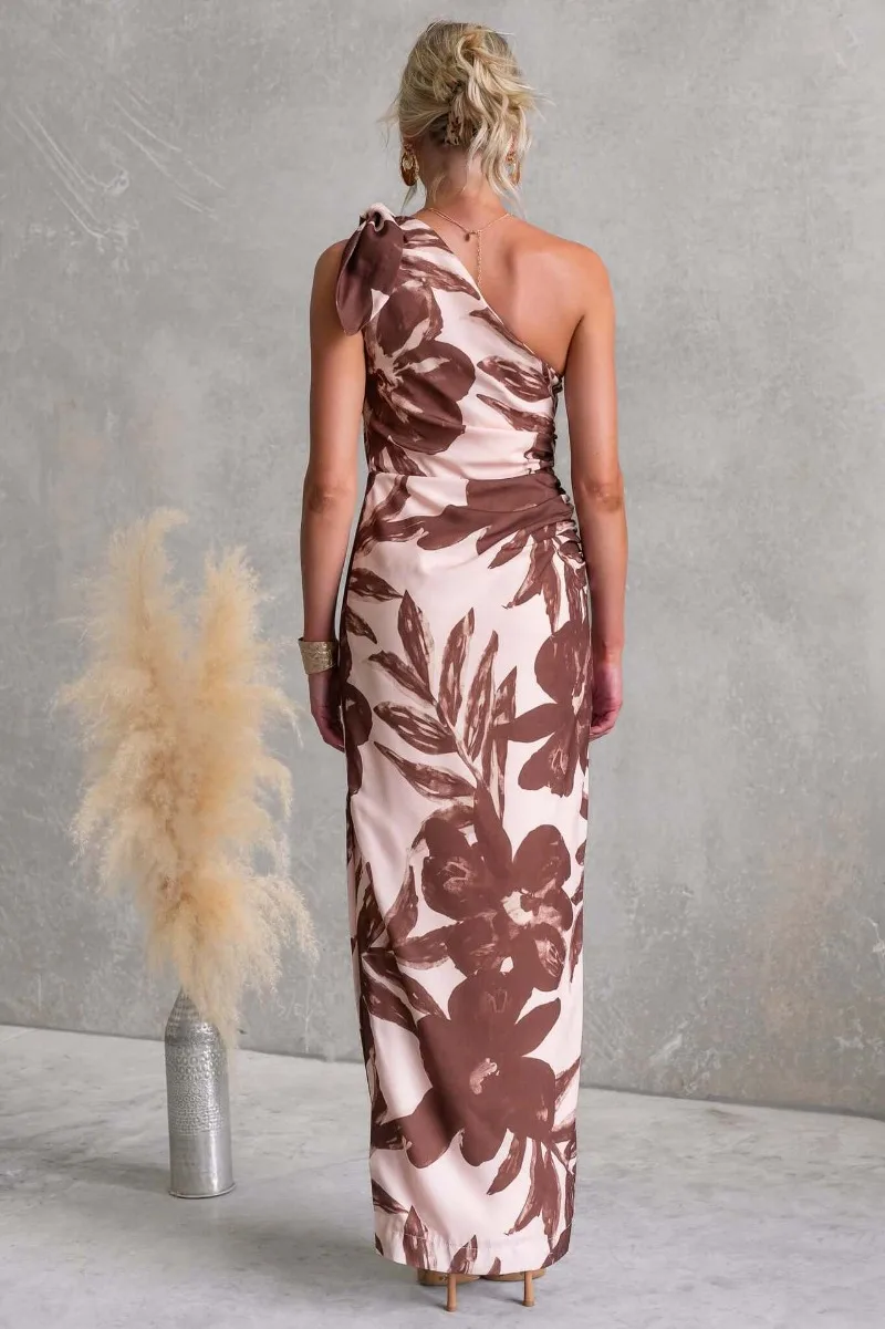 Sommerliches Damen-Maxikleid mit Braunem Blumenmuster für Hochzeitsgäste, Einschultriges Satin-Kleid mit Schleife, Gerafftes Schlankes Abendkleid für Partys – Detail 6