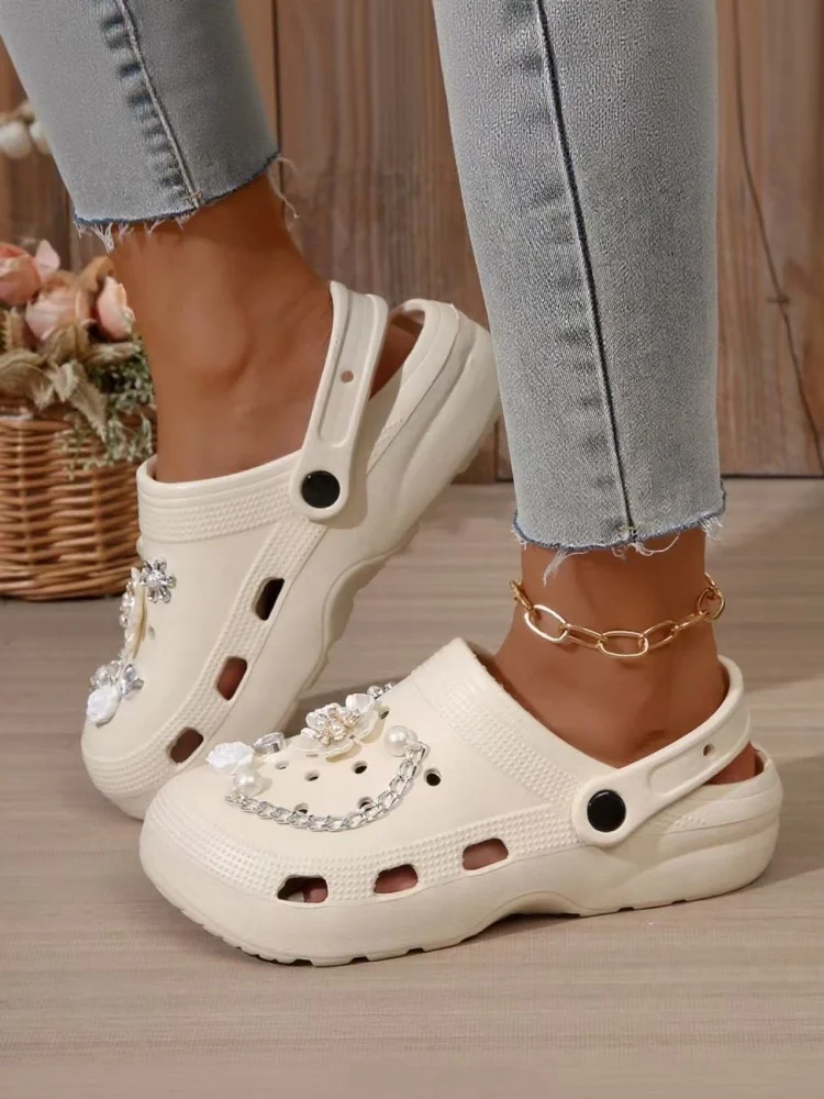 2025 nuevas zapatillas con agujeros para mujer de verano y otoño, zapatillas con punta de flor de perla y sensación de lujo