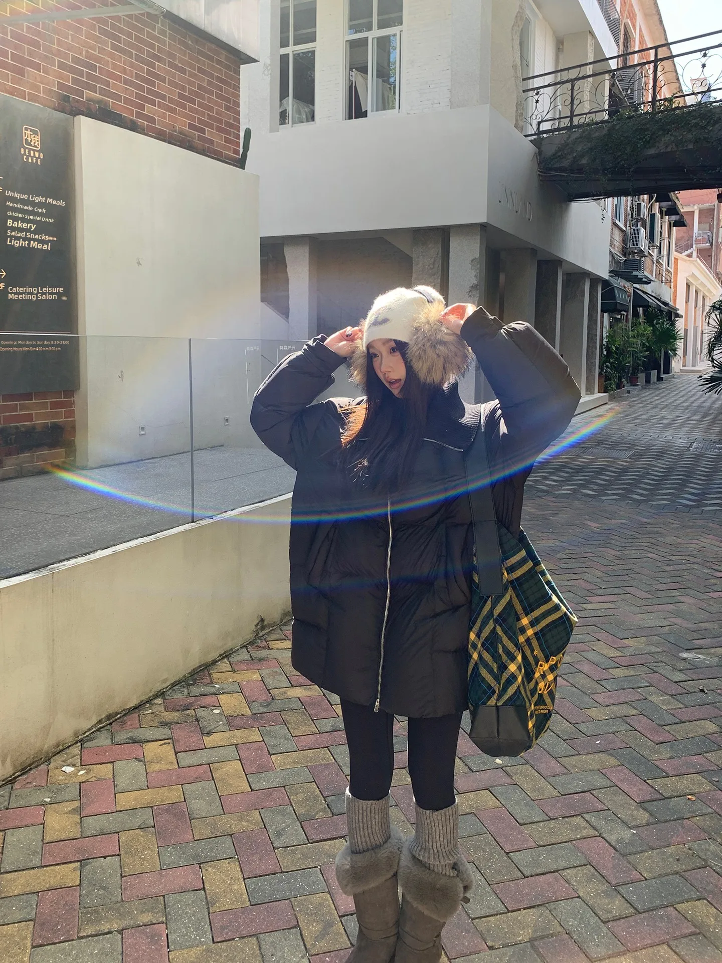 سترة قصيرة حمراء أنيقة للنساء، موديل شتاء 2025 الجديد، جميلة، محشوة بريش البط الأبيض 90%، مع ياقة فرو سوداء #4