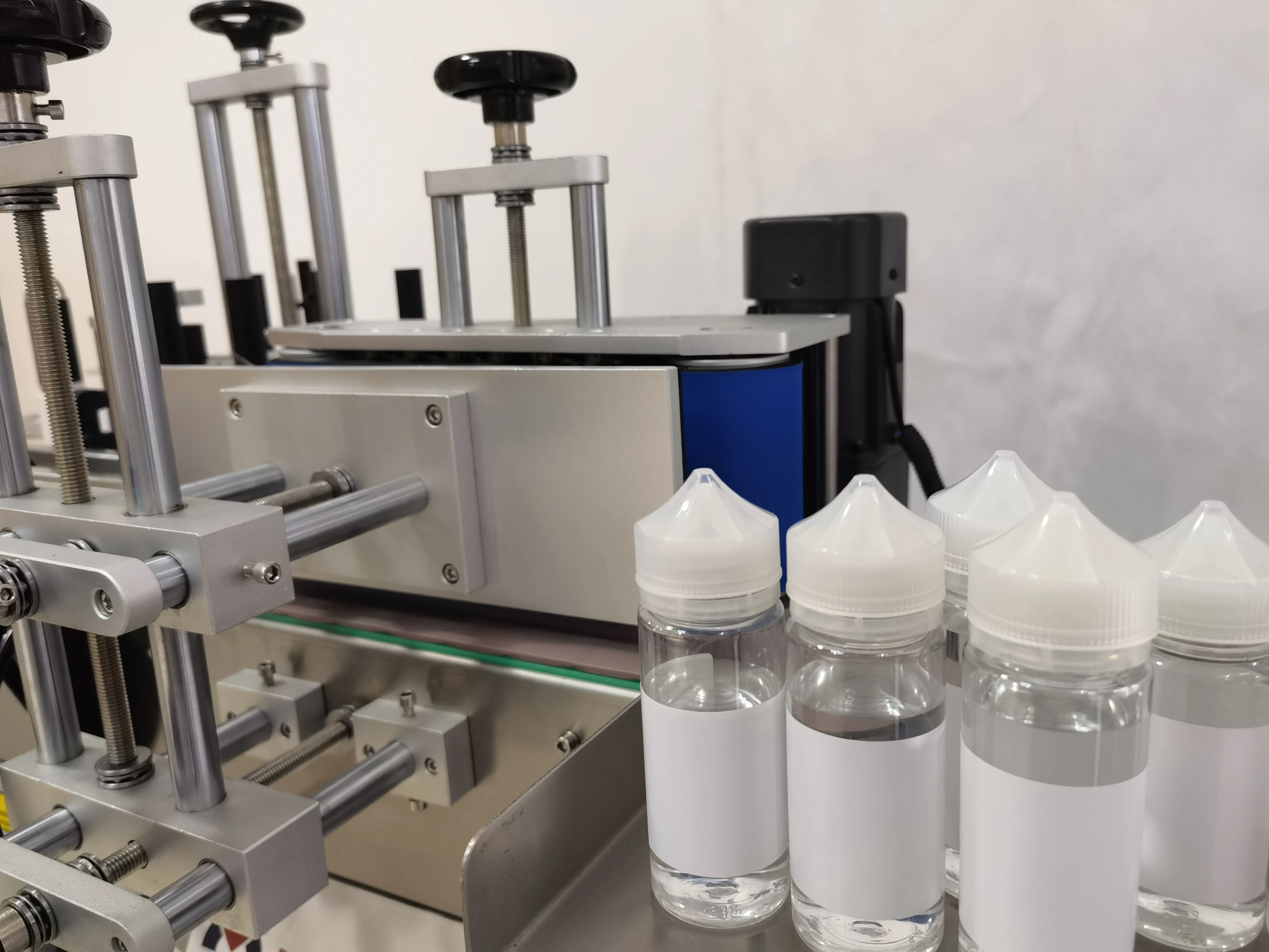 

Producers High-Speed Desktop Label Applicator Plastic Metal Jar Cylinder Bottle Tabletop Labeling Machine Bestseller