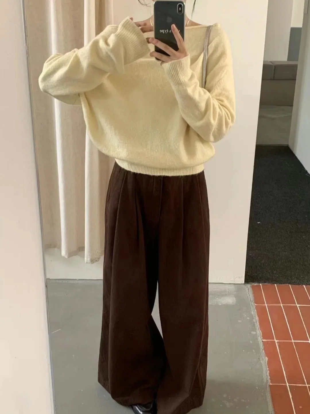 シックな秋の新作ヴィンテージ風イレギュラーショルダーネックロングスリーブニットセーター レディース おしゃれ 通勤 無地 おしゃれ