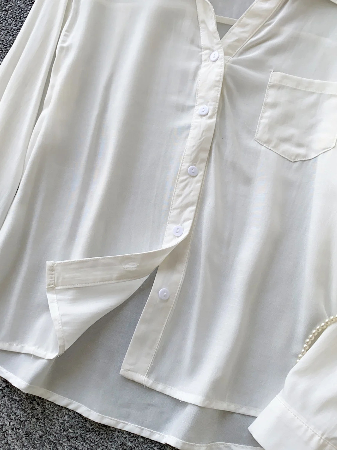 Koronkowa bluzka z długim rękawem, zapinana na jeden guzik, luźny krój, uniwersalna warstwa bazowa, styl koreański, idealna do pracy.