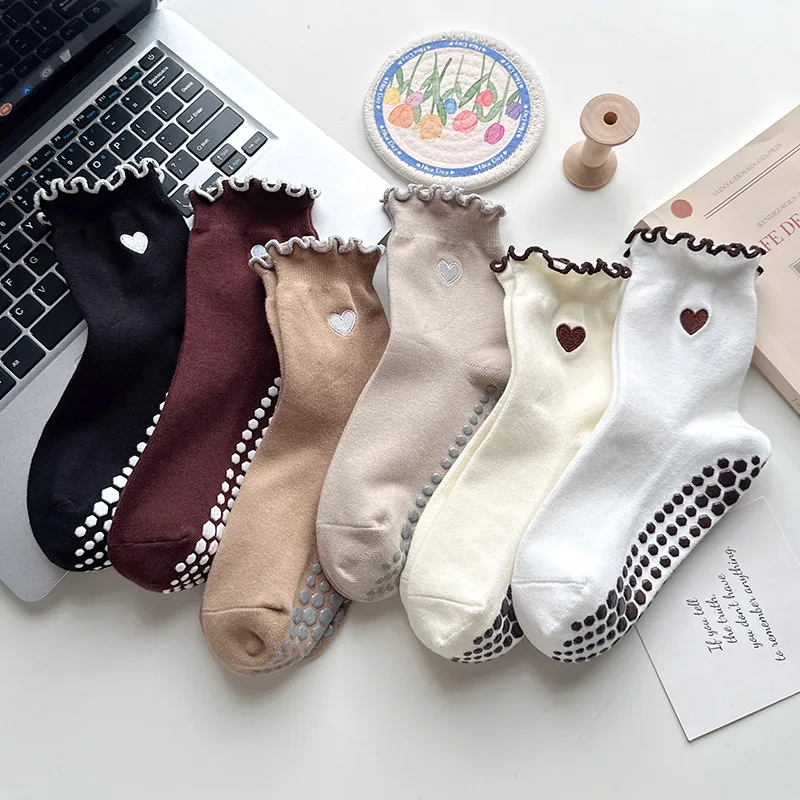 

1/6 pair of women's anti slip sweat absorbing socks with heart-shaped embroidery simple comfortable casual socks for sports