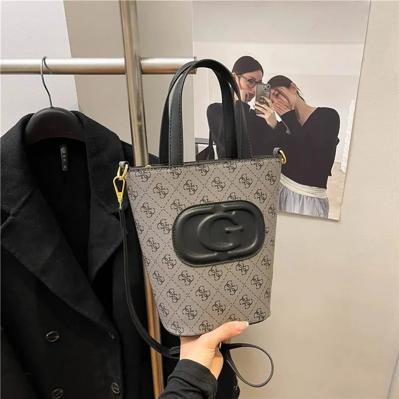 Новые роскошные дизайны в 2025 году – это модные и ретро-сумки в форме буквы, сумки-ведра и высококачественные сумки на одно плечо.