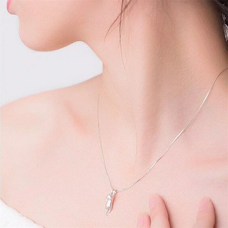 Huitan Cute Cat Necklace Women Black /White Animal Pendant Y2K Neck Accessories Daily Wear Party Trendy Jewelry Fancy Gift
