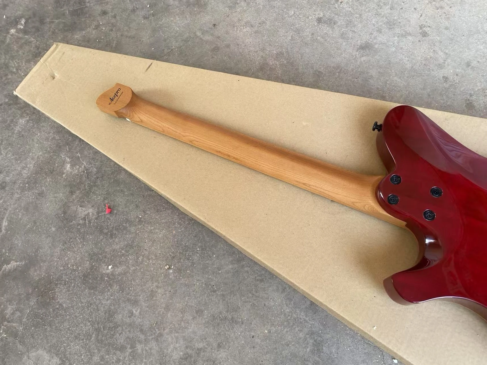 Acepro Headless Electric Guitar Gloss Red Koa Top Jumbo Stainless Steel Frets Roasted Maple Neck Black Hardware Guitarra