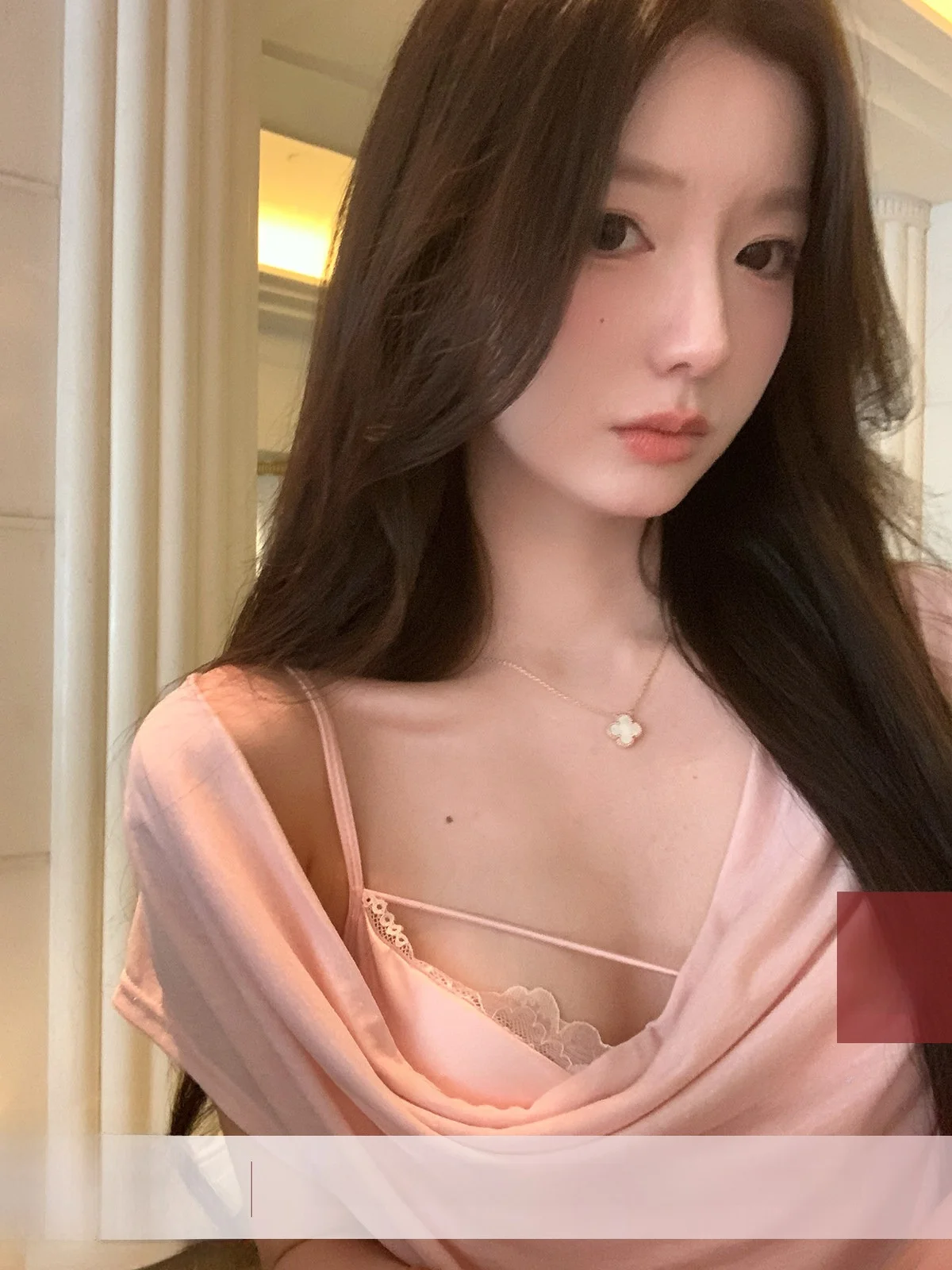 

YOLI Zhang Yuli Heart-Tobbing Seductive Design Summer Slimming Pure Desire Aosphere Women's T-irt Crew Ne ort Sve