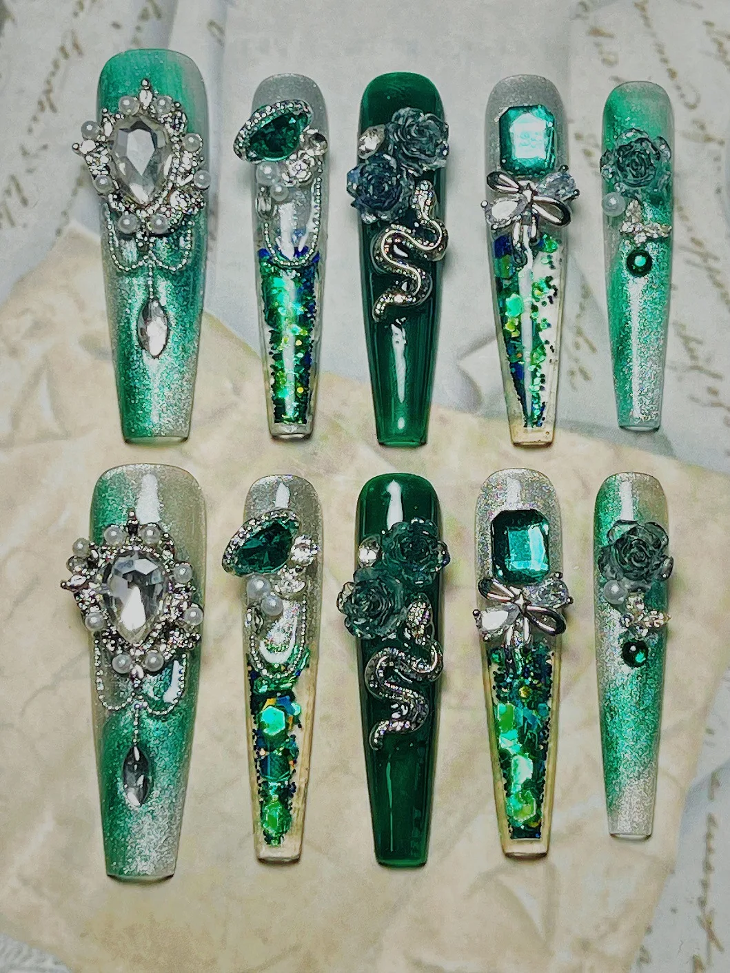 

Изумрудная роскошная алмазная смола Flow Press On Nails Готический винтажный сверхмощный набор для дизайна ногтей на шпильках ручной работы с бриллиантовым декором Heavy Du