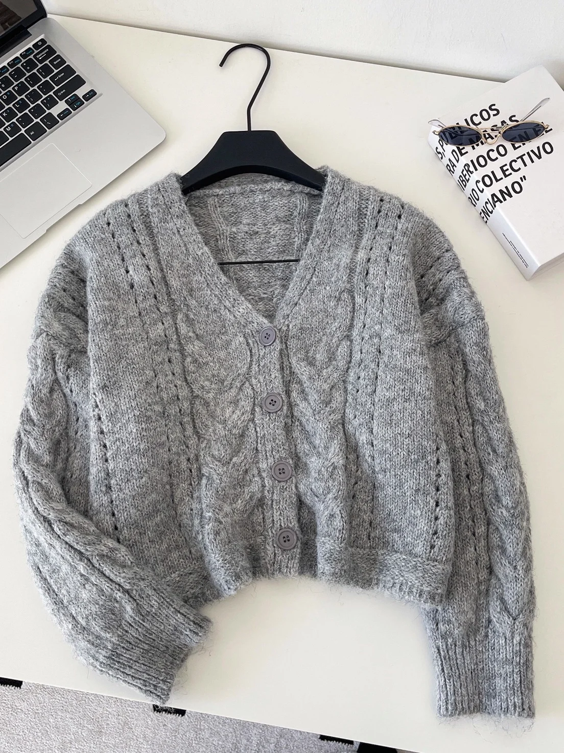 سترة نسائية قصيرة بياقة على شكل V، تصميم فضفاض على الطراز الكوري، نمط كسول، دافئة، محبوكة، موضة الخريف والشتاء، مريحة وعصرية