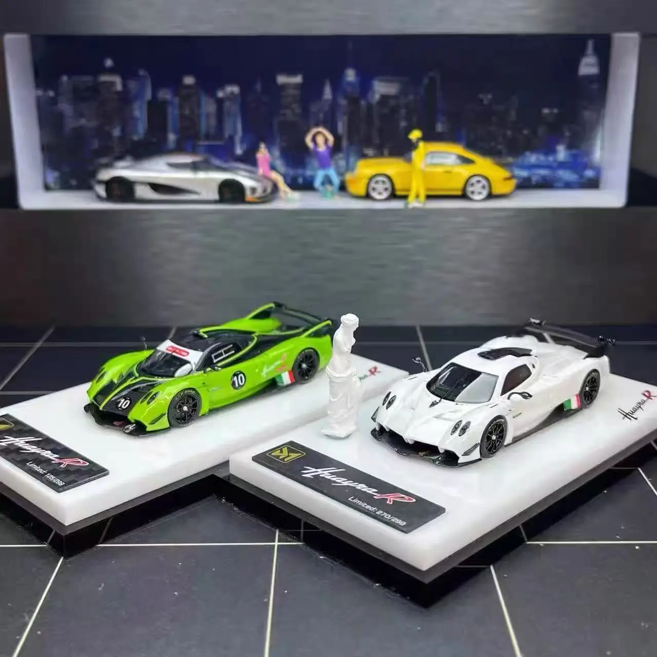 Stock pronti DMY 1:64 Huayra "R" Due colori Resina Regali di compleanno Hobby Display Simulazione Collezione Modello di auto
