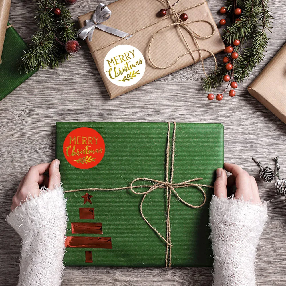 ملصقات عيد الميلاد الذهبية - تصميمات عطلة سعيدة ومشرقة مع سانتا ورجل الثلج وعناصر احتفالية لزينة عيد الميلاد