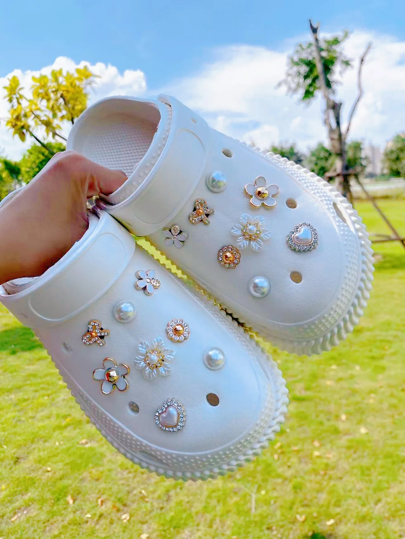 

16 DIY shoe buckle decorations such as flowers, hearts, bows, and beige beads, as well as multi-functional shoe clip accessories