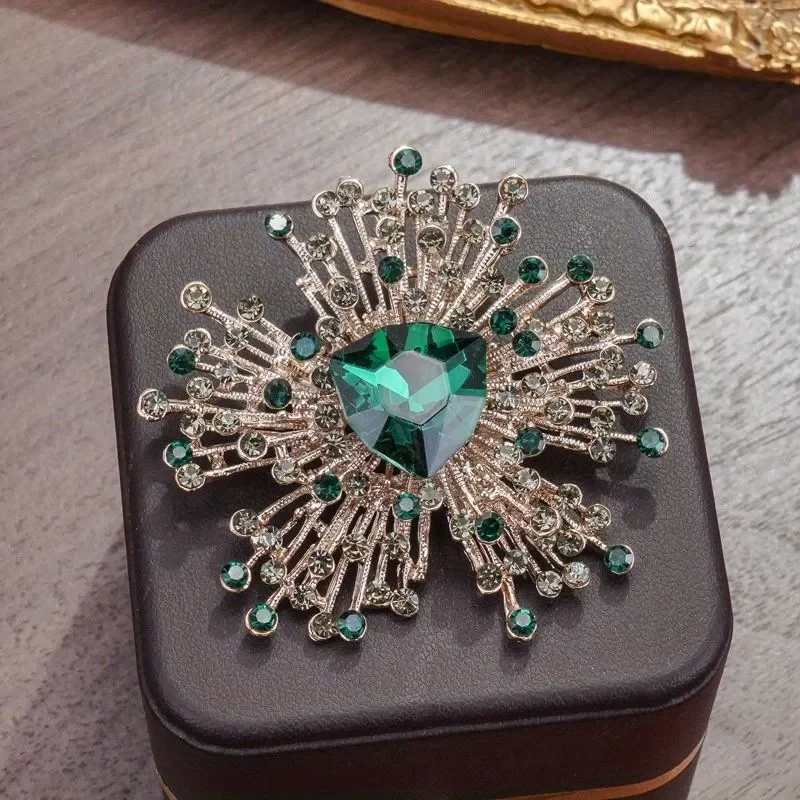 Abstract Baroque Court Brooch for Women Crystal Rhinestone Metal Jewelry Banquet Party Clothing Coat Pin Lady and Girl Gift