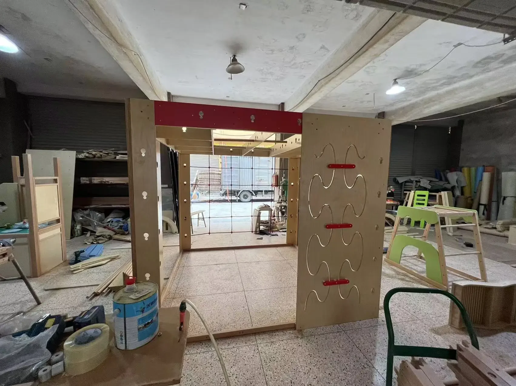 ملعب داخلي متعدد الوظائف مع سلالم خشبية وحبل شبكي للتسلق على الحائط لصالة الألعاب الرياضية العائلية للأطفال