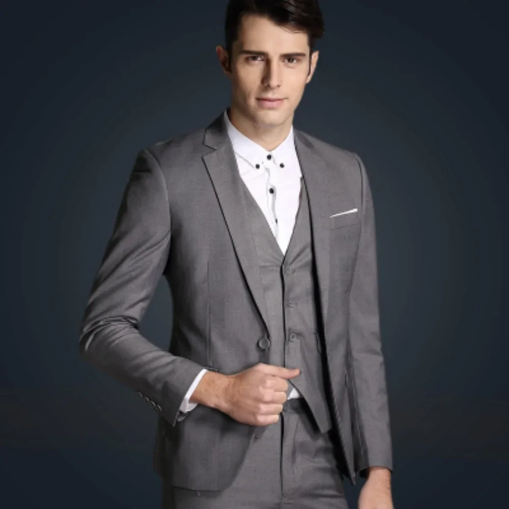 

Elegant Gray Tuxedo Suit for Men 3 piece set Jacket Vest Pants Classic Attire for Wedding Dating Host Prom Ball Party Dress