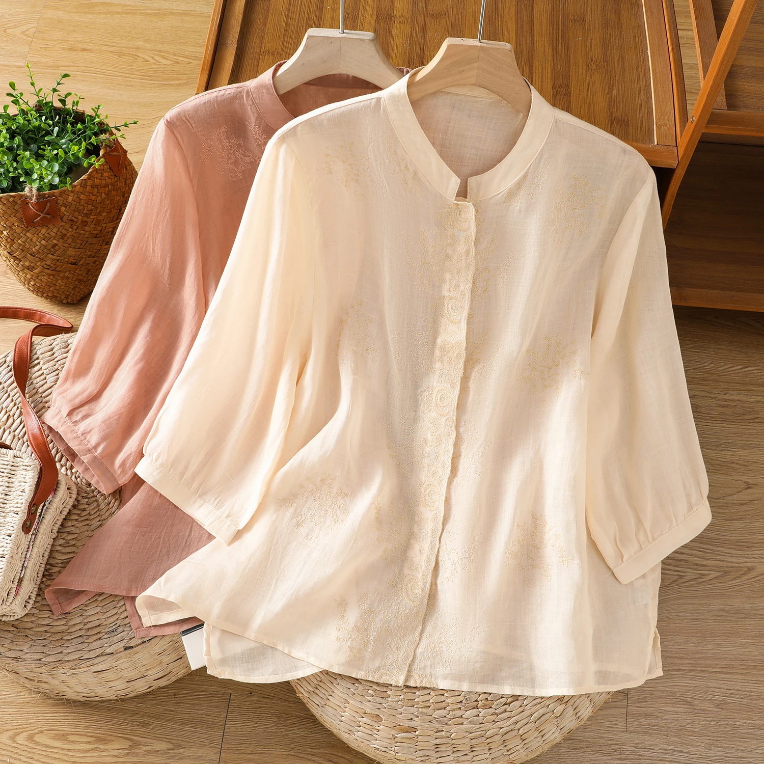 

Женская рубашка больших размеров с вышивкой, свободного кроя, весна-лето, новый стиль, с воротником-стойкой, рукав до локтя, тонкая верхняя одежда, топ