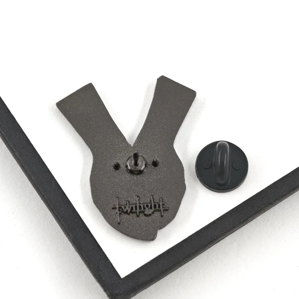 Die Twilight-Saga Emaille-Pin Hände, die einen roten Apfel halten, Buchumschlag-Broschen, Kolektion für Filmfans, Anstecknadeln, Schmuckgeschenk für Schüler – Detail 3