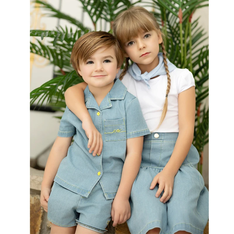 Коллекция Ali Co SS26 Blue Denim: хлопковые комплекты для мальчиков и девочек, платья, юбки, рубашки и комбинезоны.