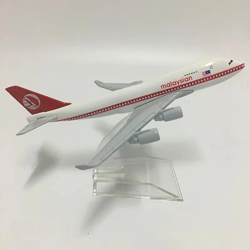 

16CM 1:400 Scale 747 Alloy Metal Aircraft Model Malaysia Boeing B747 With Aircraft Stand Collectible Gift Display Model