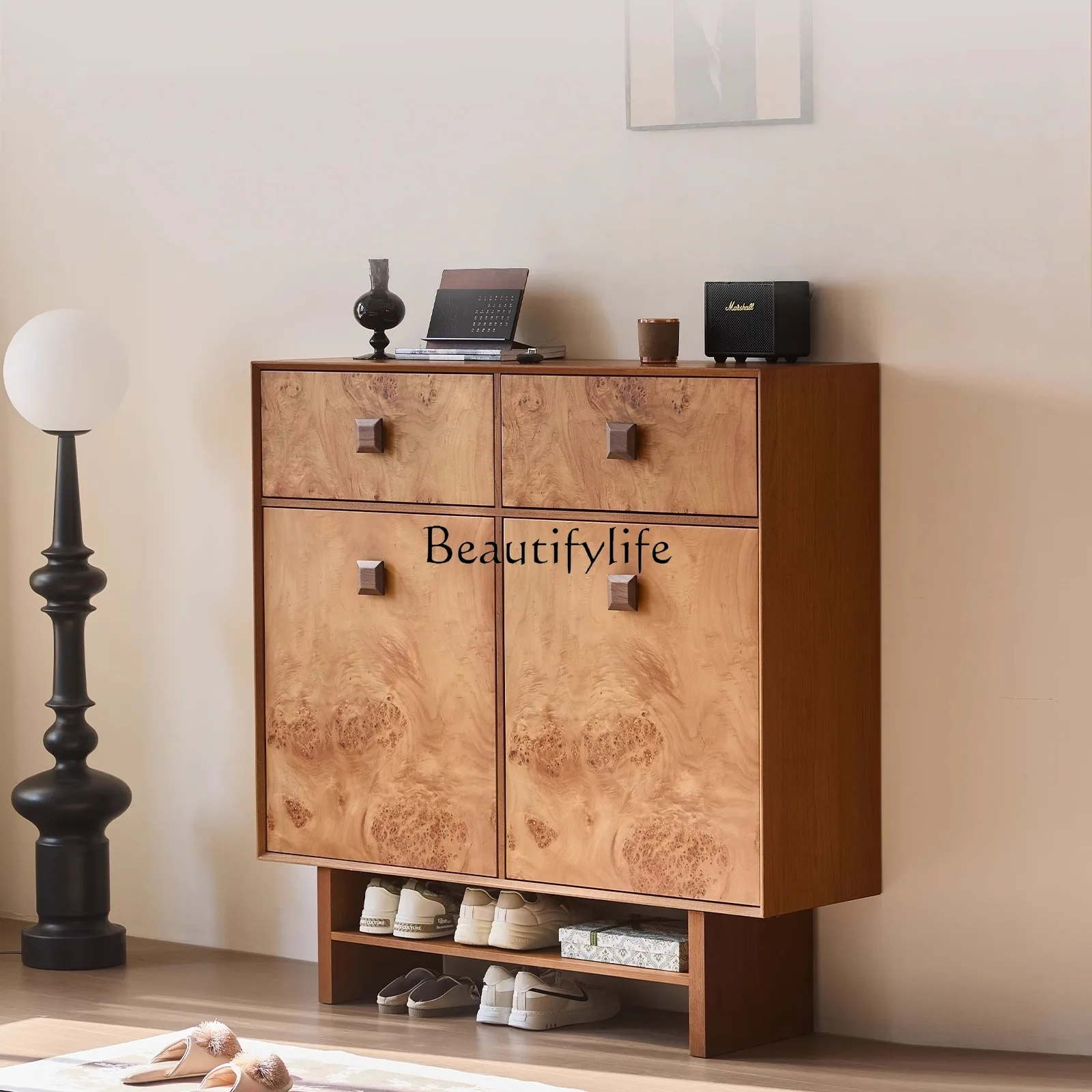 

Indoor entrance door storage cabinet integrated against the wall log wind solid wood entrance
