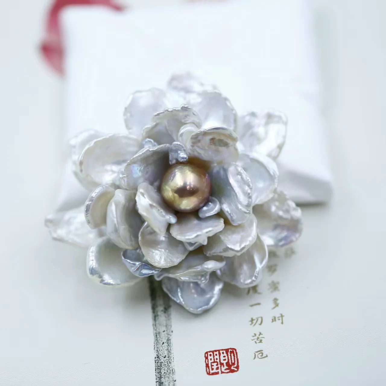 

Большая подвеска-брошь из натурального пресноводного белого жемчуга с цветочным узором ручной работы, для изготовления ювелирных изделий