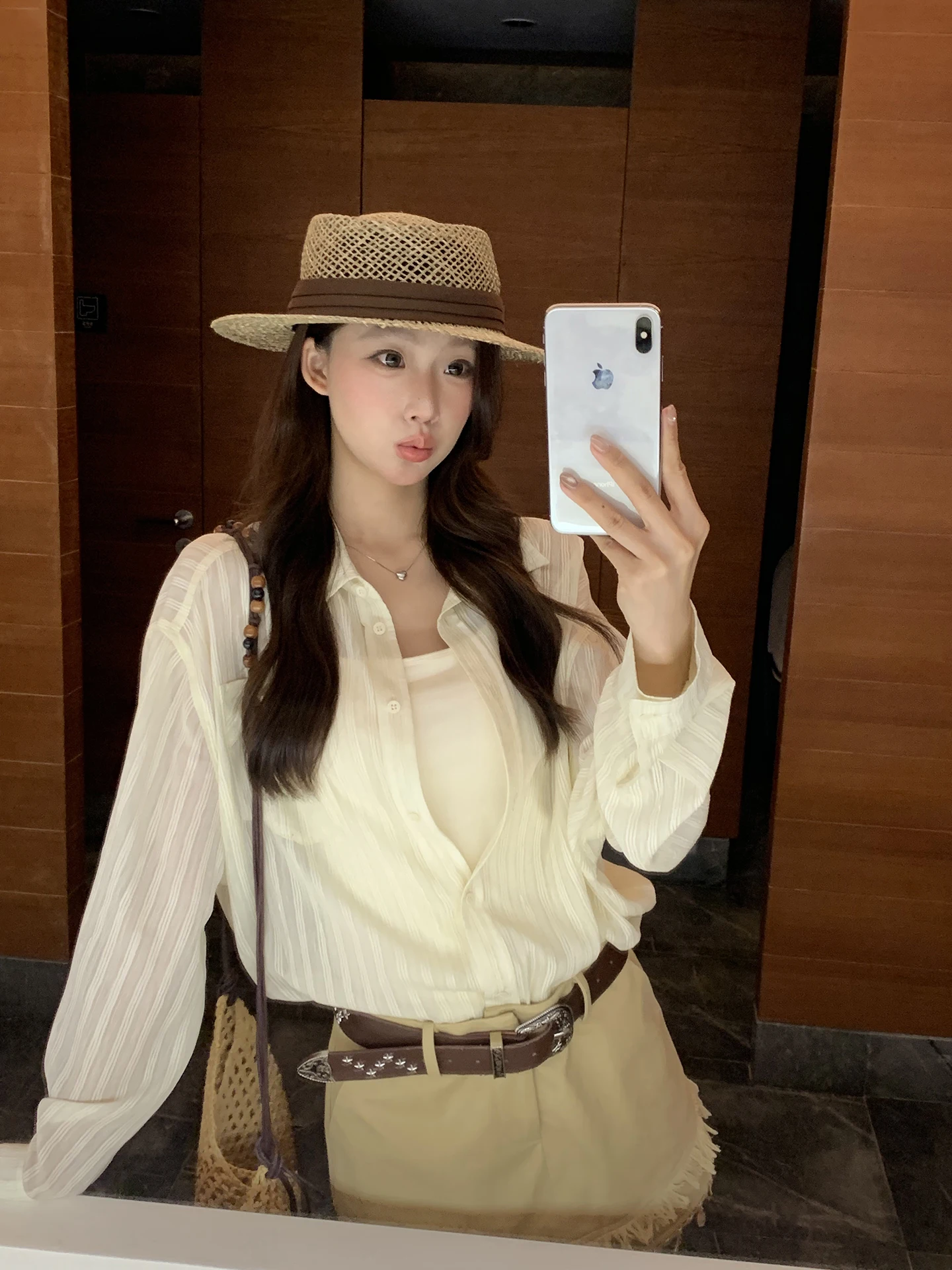 

Весна 2026: Новая женская полосатая рубашка класса люкс с молодежным дизайном, красная, в стиле знаменитостей, легкий люкс, модный топ-дизайн