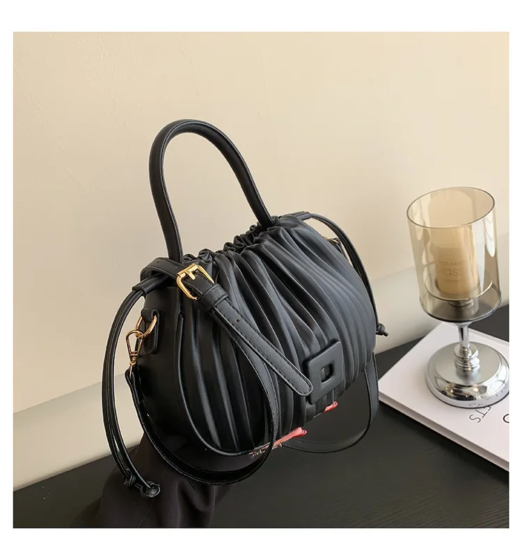 Retro Pleated Ladies Shoulder Bag Fashion Drawstring Girl Crossbody Korean Ladies Handbag Bucket Bag Metal Decoration PU Materia