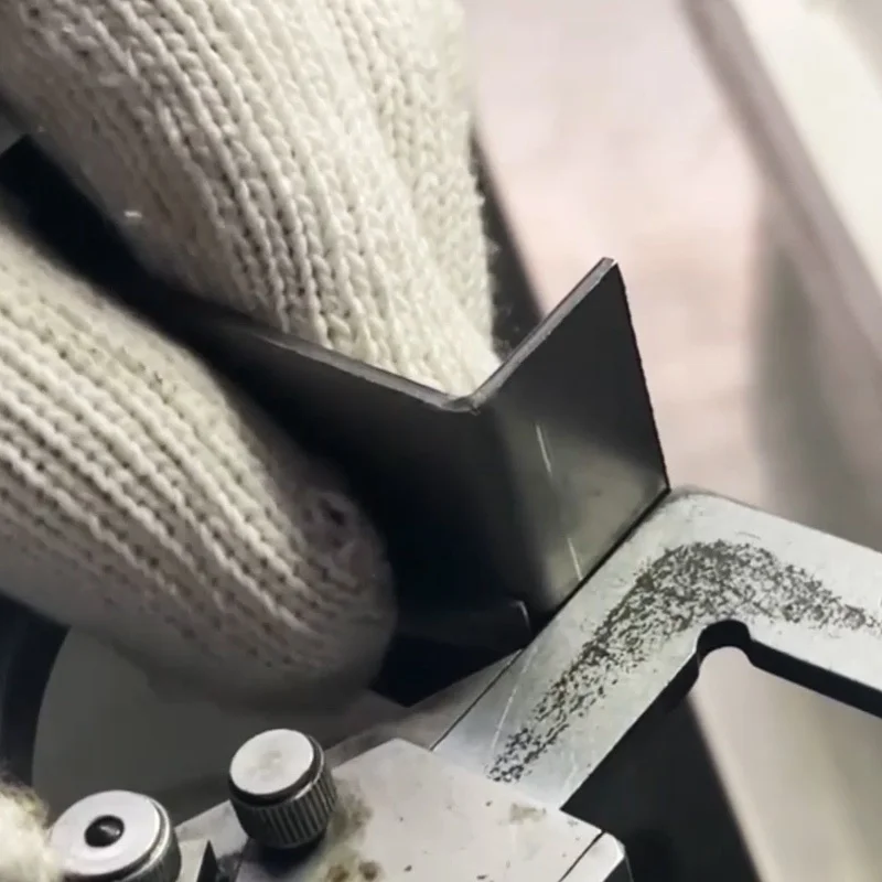 Posizionamento conveniente Forza di piegatura 3 tonnellate 30Kn Corsa 120 mm Hardware per sbarre collettrici in rame adatto Servo pressa piegatrice CNC