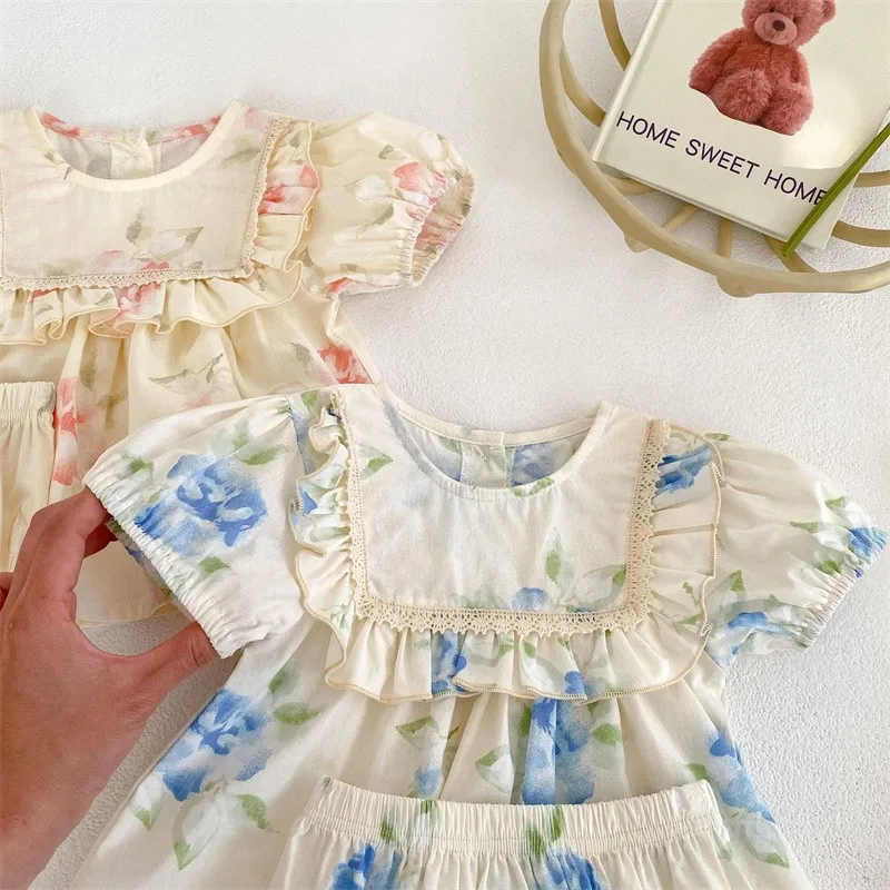 2023 Sommer neue Baby Spitze Kragen gebrochen Blume Stram pler Mädchen Kurzarm Tops Shorts Kleidung Set Kinder Baumwolle Kleidung