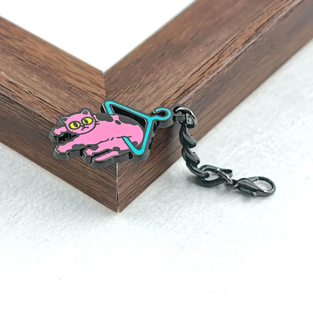 Lustiger „Hang in There“ Katzen-Schlüsselanhänger, rosa Kätzchen am Anhänger, niedlicher Meme-Metall-Schlüsselring, Rucksack-Ornament, motivierender Schmuck. – Detail 6