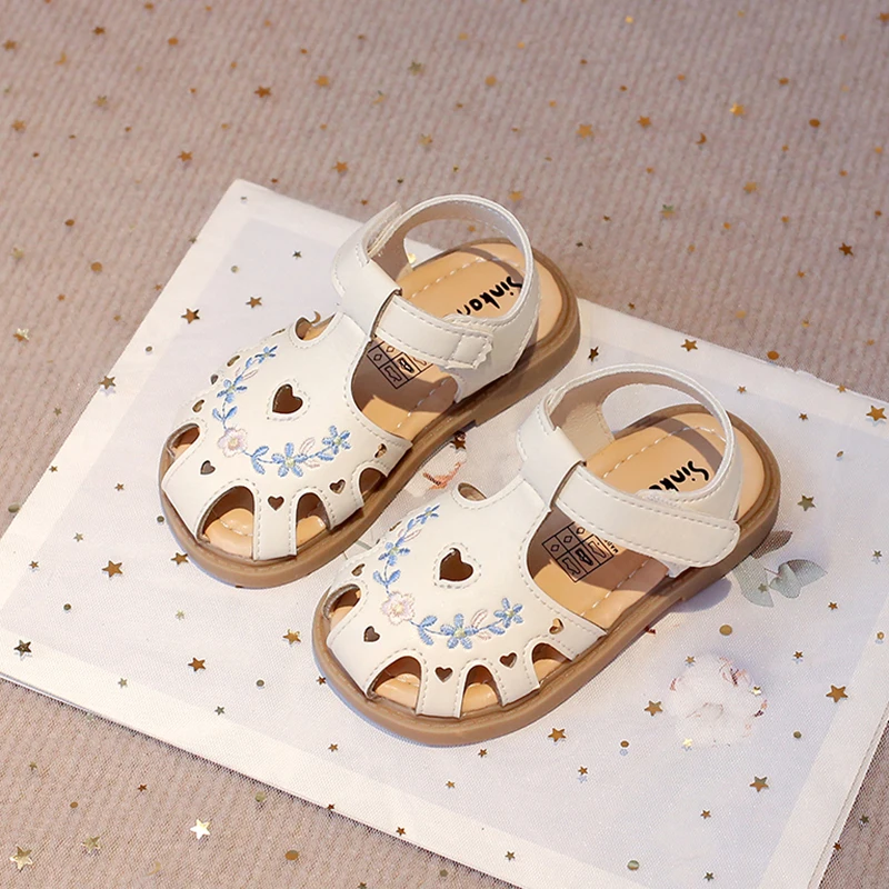 Sweet Little Girl Sandal Summer New Kids Princess Embroidery Flower Flat Sandals Fashion Elegant Children Causal Cut-outs Shoes