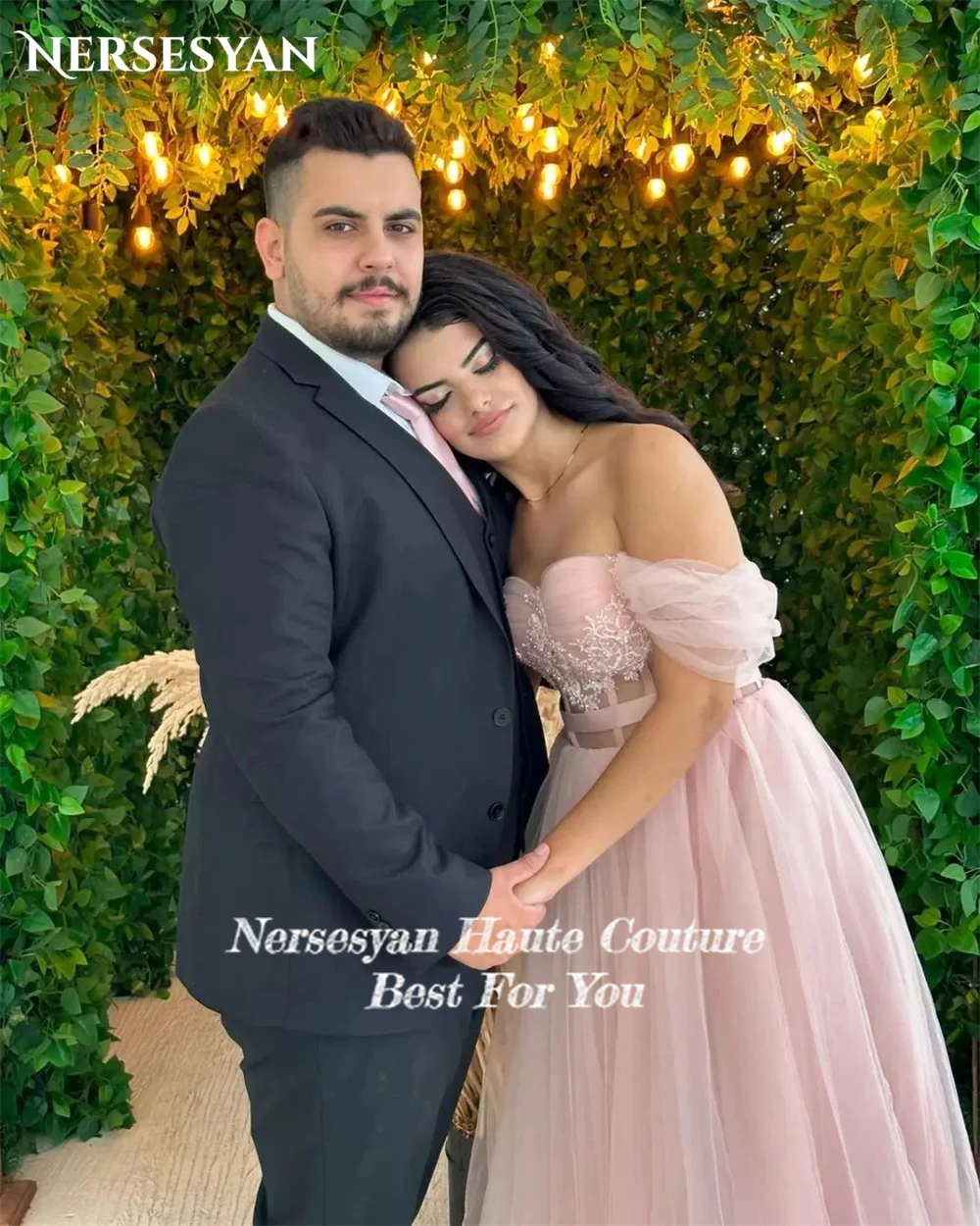 Nersesyan vestido de novia de encaje Rosa brumoso, hombros descubiertos, apliques de línea A, Espalda descubierta, largo hasta el té, con cordones