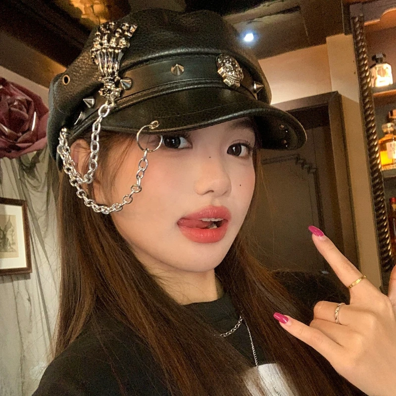 

Berets Women Vintage Punk Style Personalized Rivets Skull Chain PU Leather Berets Spring Autumn Street Trend Women's Hats