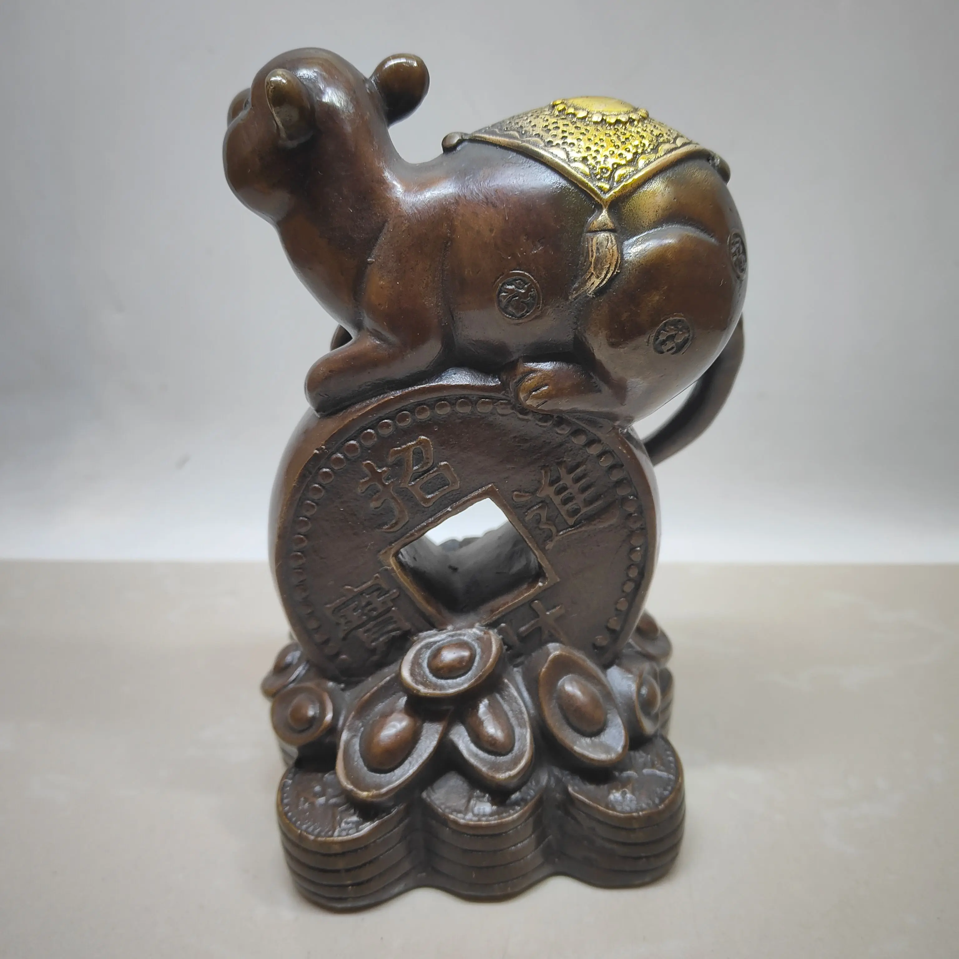 A figurine of a mouse symbolizing wealth and prosperity,Free shipping