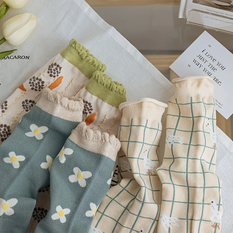 5 pairs of women\'s retro  artistic  and sweet small flower mid tube socks with lace socks
