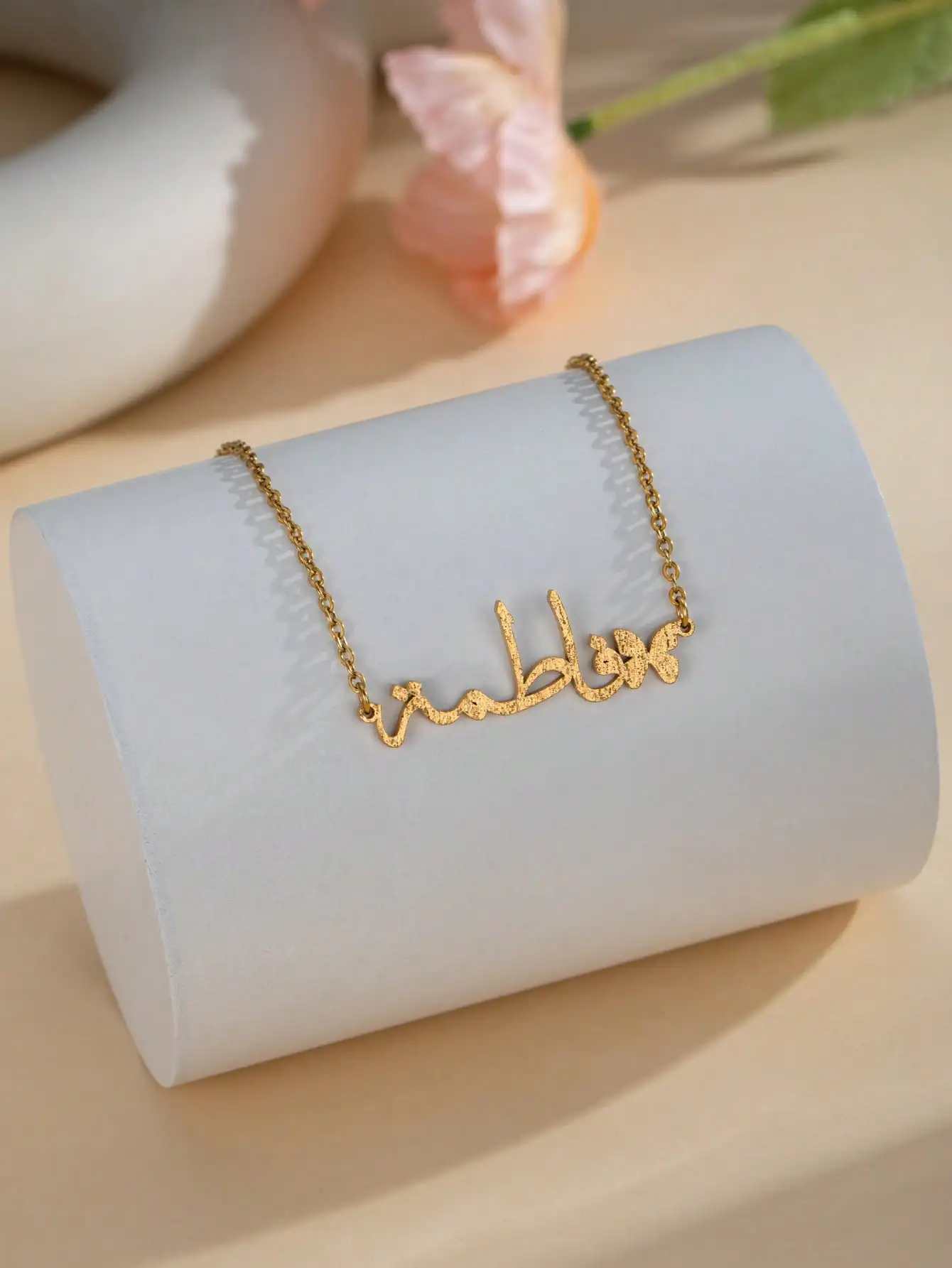 จี้สร้อยคอรูปผีเสื้อ DOREMI ของขวัญเครื่องประดับเคลือบด้าน สร้อยคอแบบกำหนดเองพร้อมชื่อภาษาอาหรับและรูปผีเสื้อ