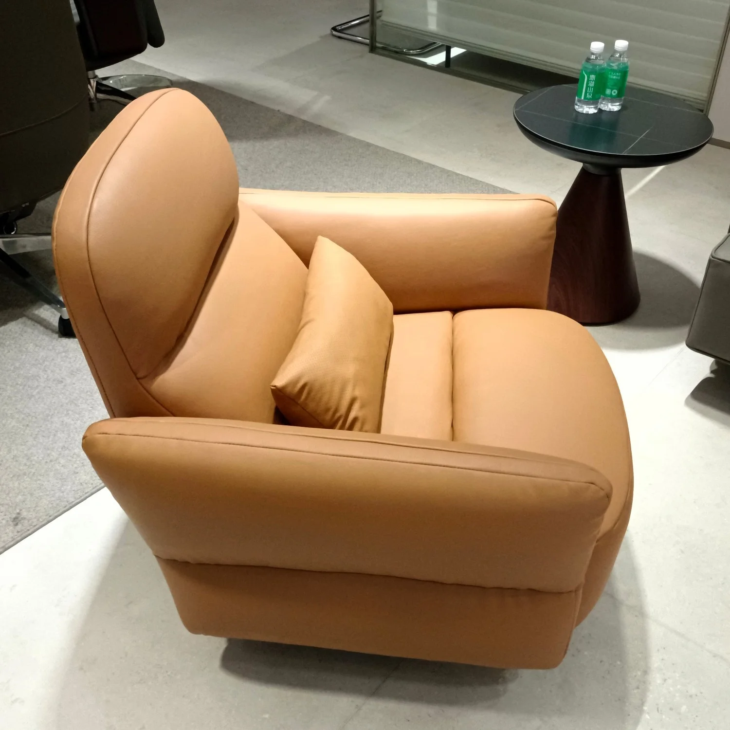 Modern European Genuine Leather Reclining Armchair Comfortable Sponge Leisure Chair Revolving Single Seater Living Room Chairs