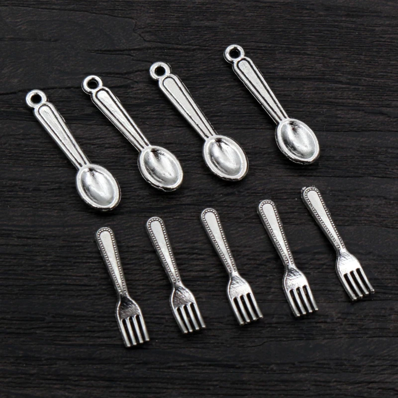50 sztuk łyżka widelec jadalnia Charms małe antyczne posrebrzane zastawa stołowa zawieszki Charms DIY tworzenia biżuterii akcesoria ustalenia